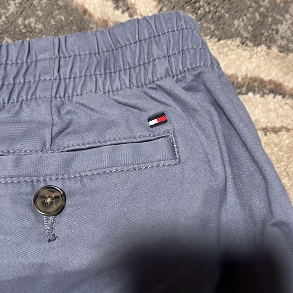 Tommy hillfiger elastic waistband button and zipper shorts. New. Size large - Picture 3 of 4